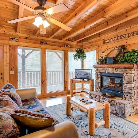 Secret Romance, 2 Bedrooms, Sleeps 8, Pool Table, Hot Tub, Arcade Gatlinburg Buitenkant foto