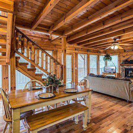 Secret Romance, 2 Bedrooms, Sleeps 8, Pool Table, Hot Tub, Arcade Gatlinburg Buitenkant foto
