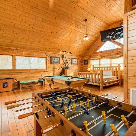 Secret Romance, 2 Bedrooms, Sleeps 8, Pool Table, Hot Tub, Arcade Gatlinburg Buitenkant foto