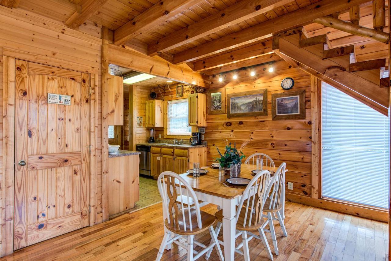 Secret Romance, 2 Bedrooms, Sleeps 8, Pool Table, Hot Tub, Arcade Gatlinburg Buitenkant foto