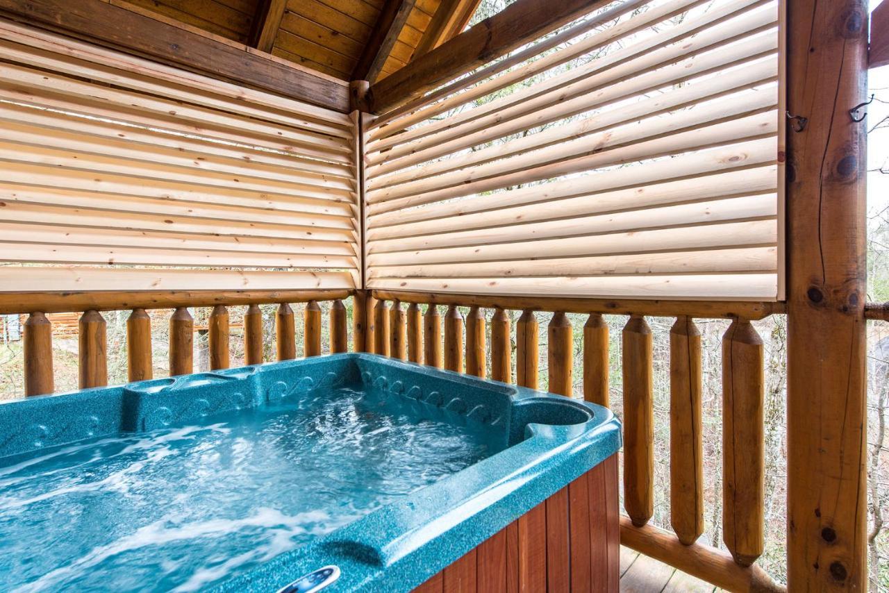 Secret Romance, 2 Bedrooms, Sleeps 8, Pool Table, Hot Tub, Arcade Gatlinburg Buitenkant foto
