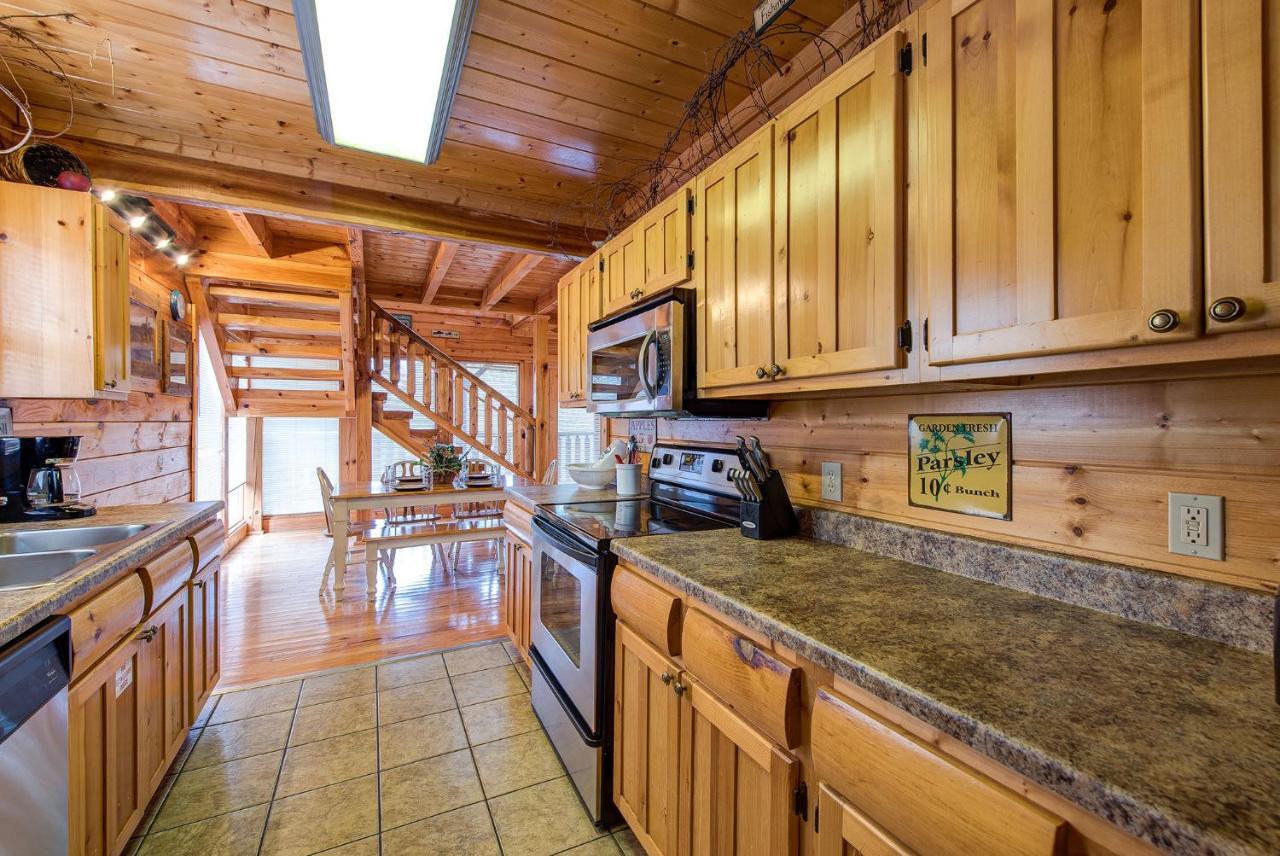 Secret Romance, 2 Bedrooms, Sleeps 8, Pool Table, Hot Tub, Arcade Gatlinburg Buitenkant foto