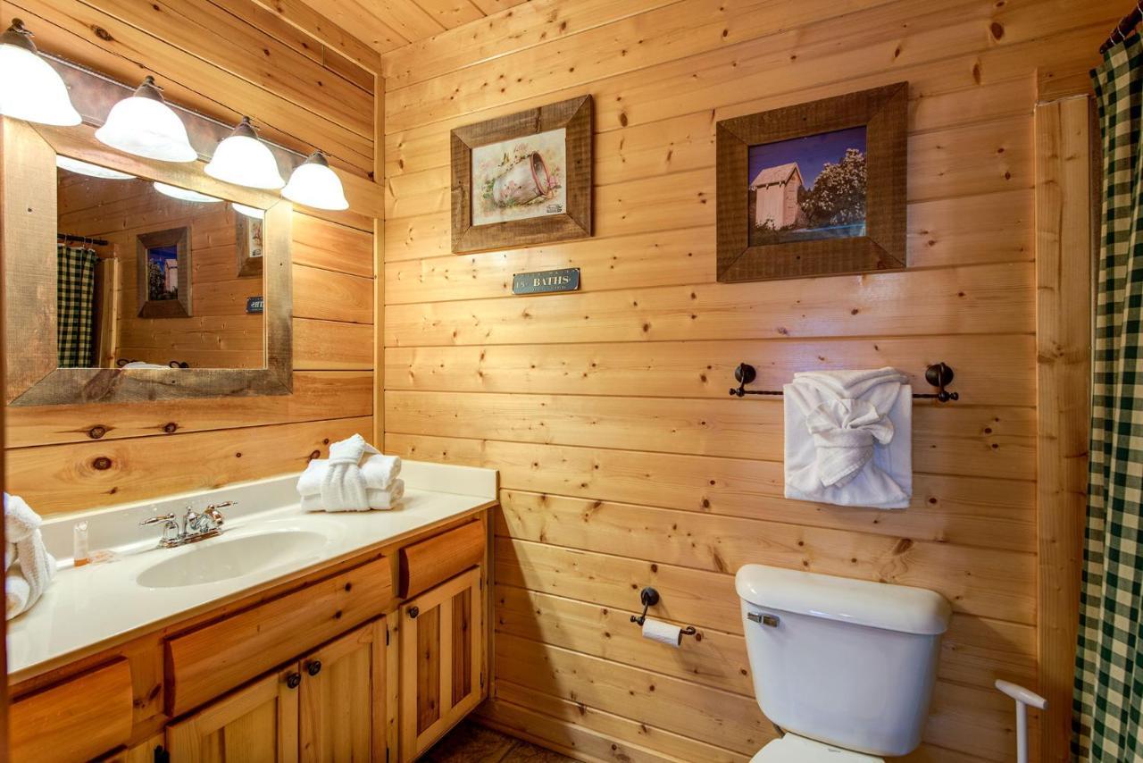 Secret Romance, 2 Bedrooms, Sleeps 8, Pool Table, Hot Tub, Arcade Gatlinburg Buitenkant foto
