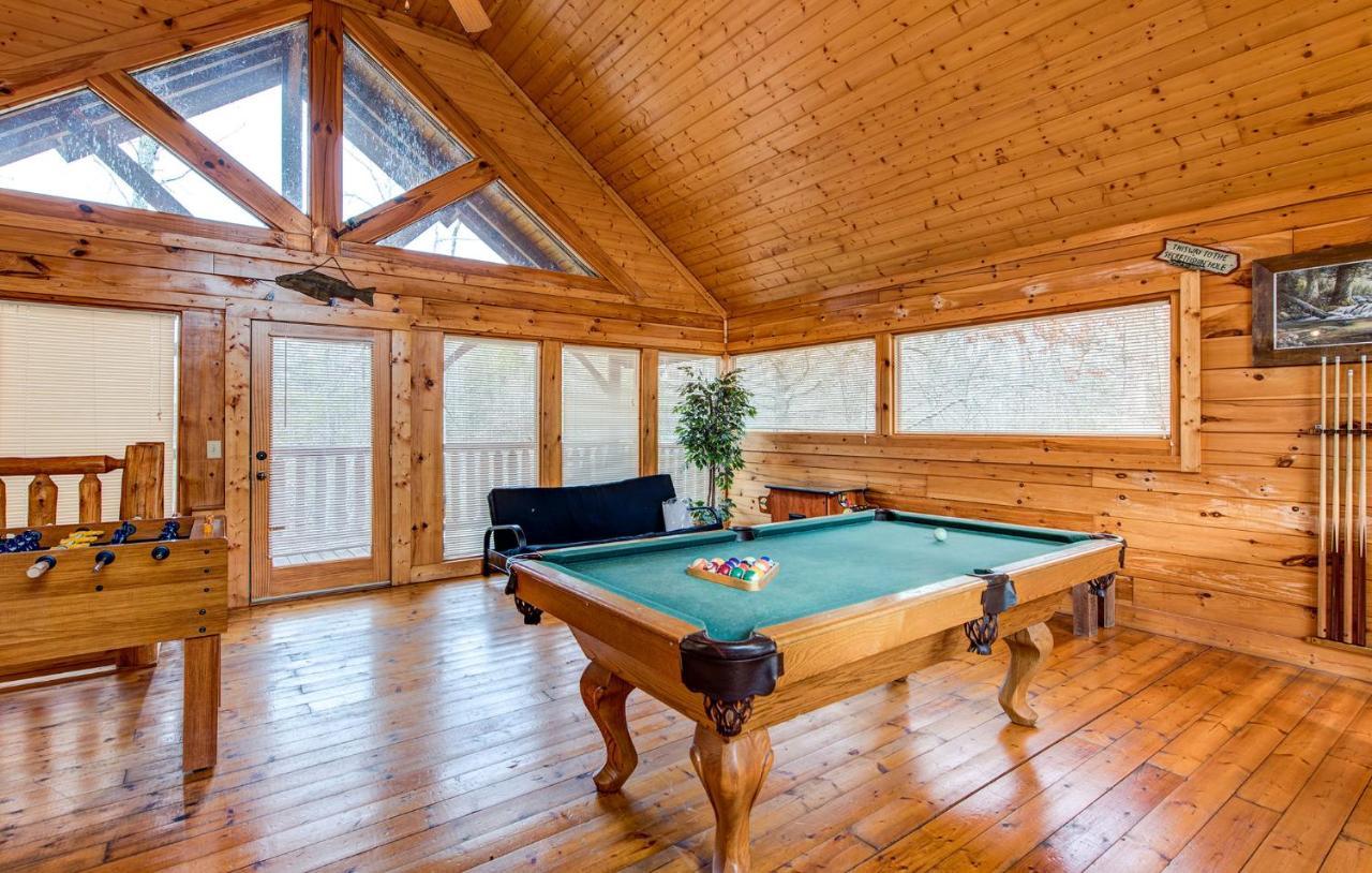 Secret Romance, 2 Bedrooms, Sleeps 8, Pool Table, Hot Tub, Arcade Gatlinburg Buitenkant foto