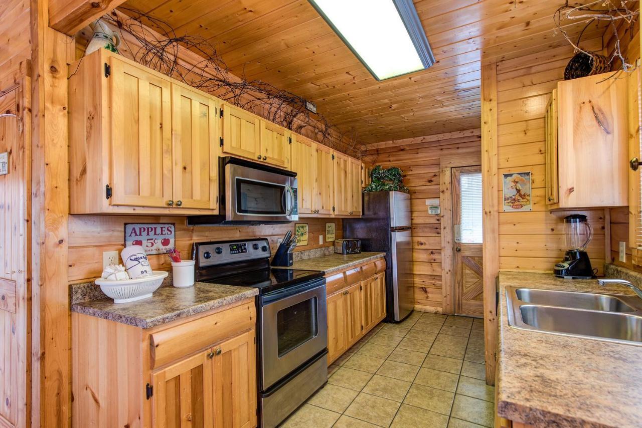 Secret Romance, 2 Bedrooms, Sleeps 8, Pool Table, Hot Tub, Arcade Gatlinburg Buitenkant foto