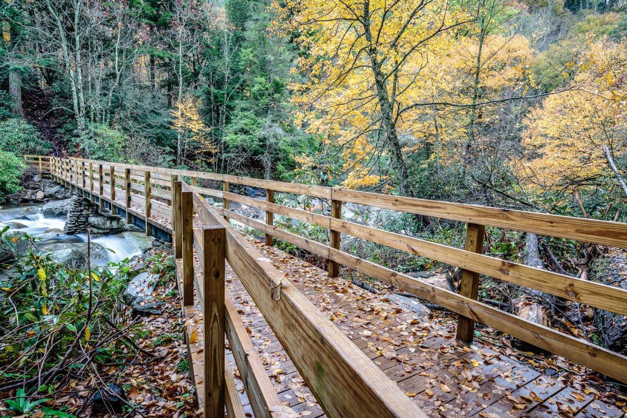 Secret Romance, 2 Bedrooms, Sleeps 8, Pool Table, Hot Tub, Arcade Gatlinburg Buitenkant foto
