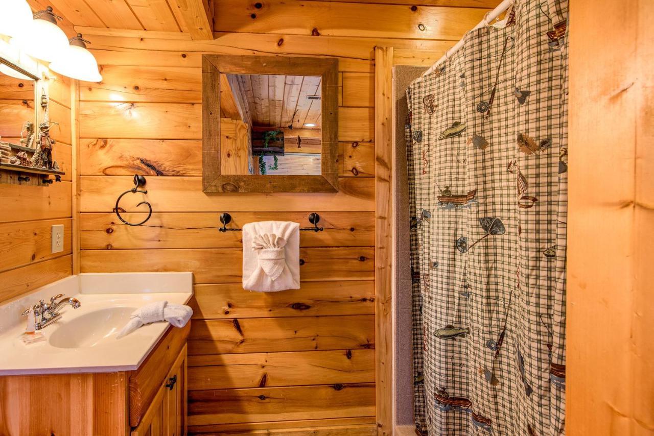 Secret Romance, 2 Bedrooms, Sleeps 8, Pool Table, Hot Tub, Arcade Gatlinburg Buitenkant foto