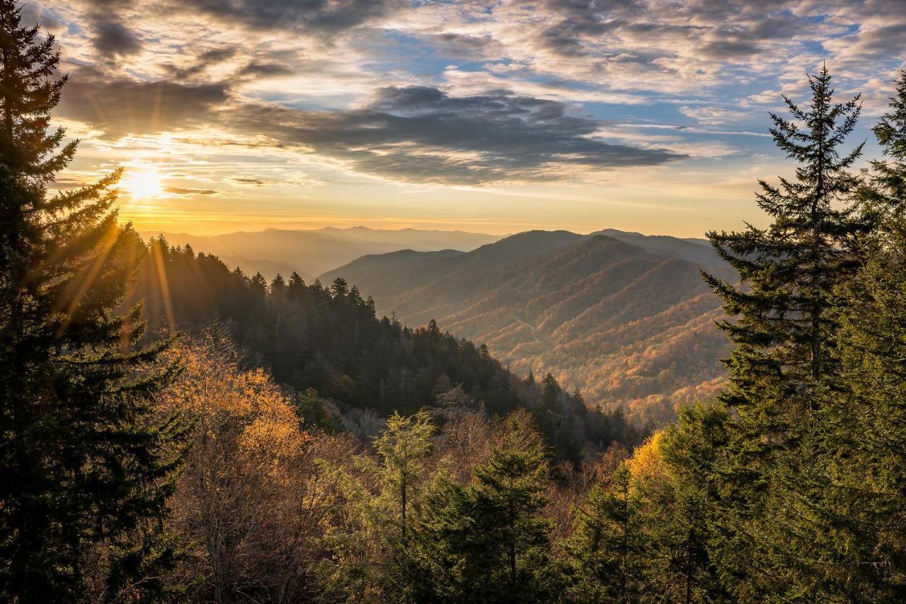 Secret Romance, 2 Bedrooms, Sleeps 8, Pool Table, Hot Tub, Arcade Gatlinburg Buitenkant foto